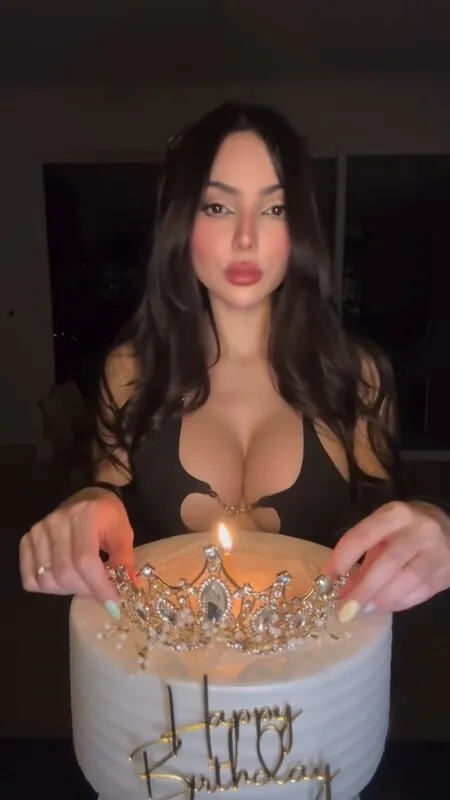 Nyvi Estephan camshow