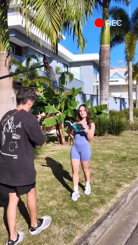 Larissa Manoela camshow